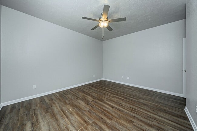 Building Photo - Impeccably Maintained Townhome in Vintage ...
