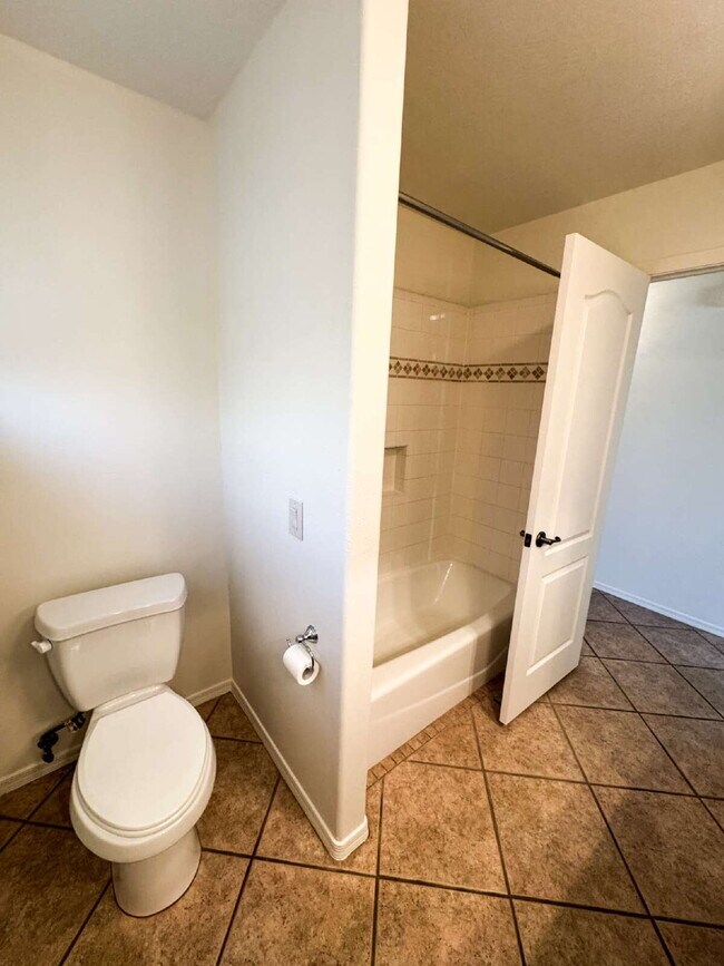 Building Photo - For Rent: 3-bedroom, 2-bathroom home in Barkley Ranch