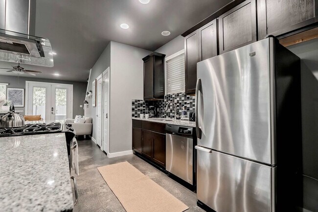 Building Photo - 2002 Rosewood Ave