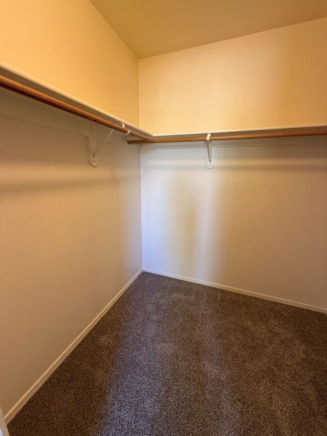 Building Photo - House For Rent