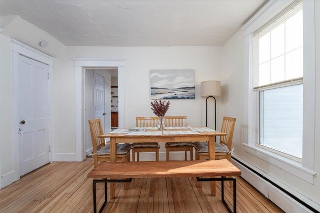 Building Photo - 122 Oak St