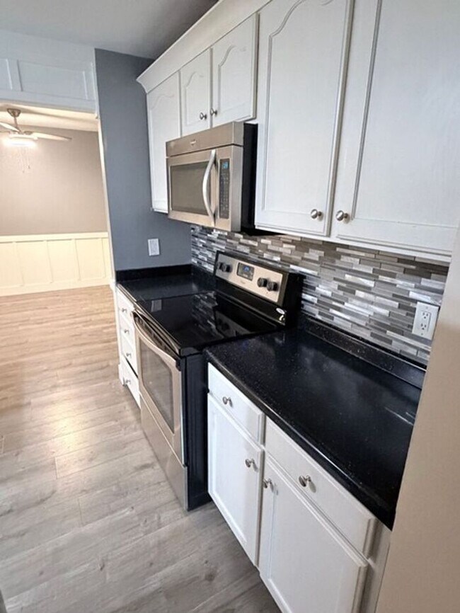 Building Photo - East Millcreek 2 bed 1 bath Condo
