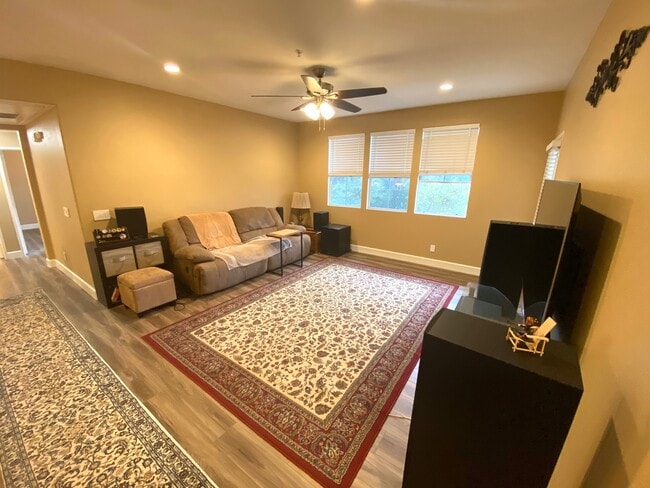 Building Photo - 1875 Baudouin Pl