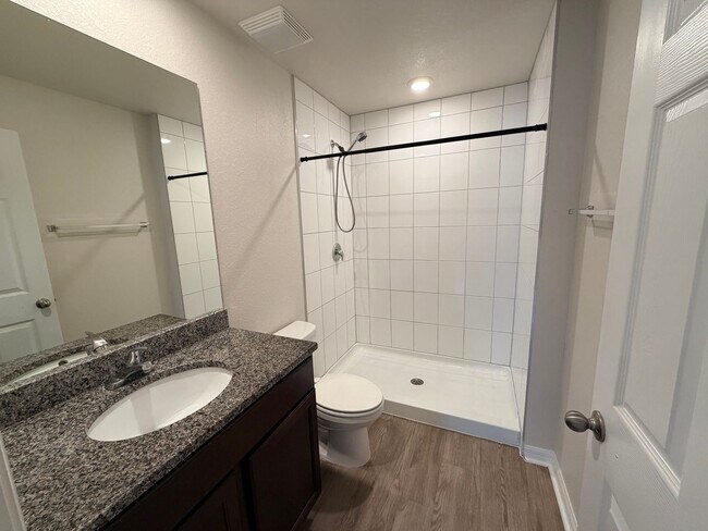Building Photo - Polished and Inviting modern 2-bedroms, 2-bath