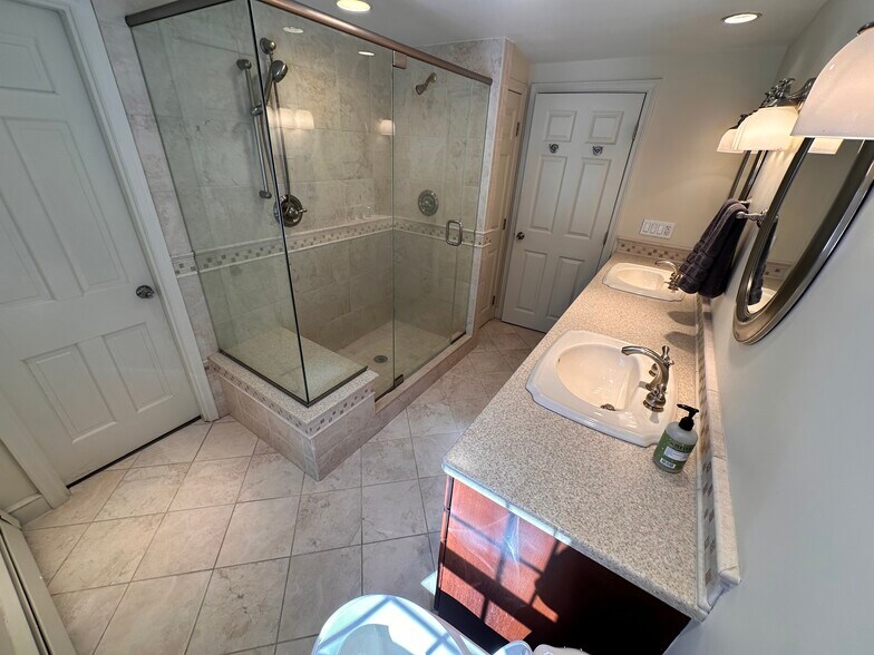 Bathroom 2nd floor - 53 Edinboro St