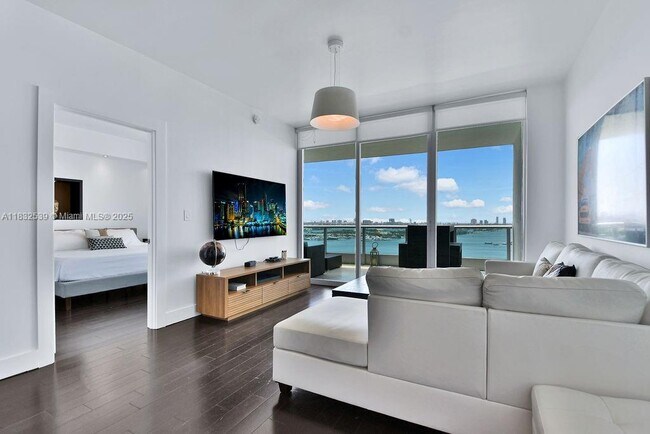 Building Photo - 900 Biscayne Blvd
