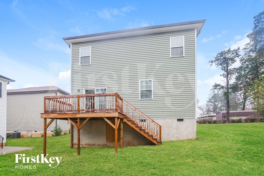 Building Photo - 215 Parkwood Dr NW