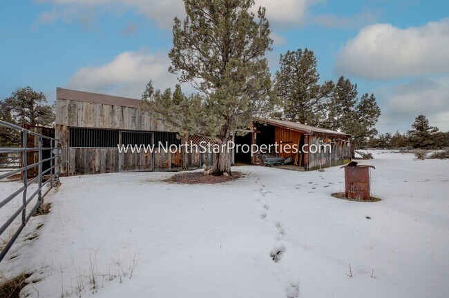 Building Photo - Beautiful Home On 10 Acres. Horse property