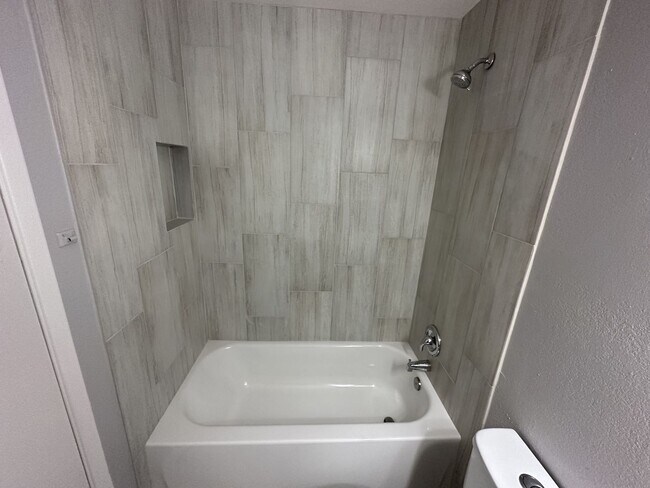 Building Photo - Cozy 2 bd, 1.5 bath condo with open floor ...