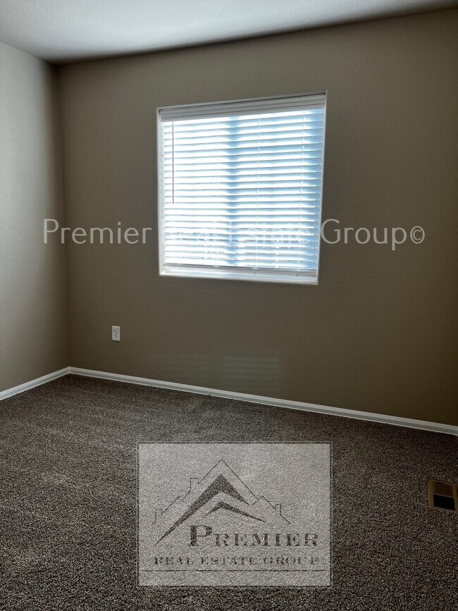 Building Photo - 7783 Sand Lake Heights