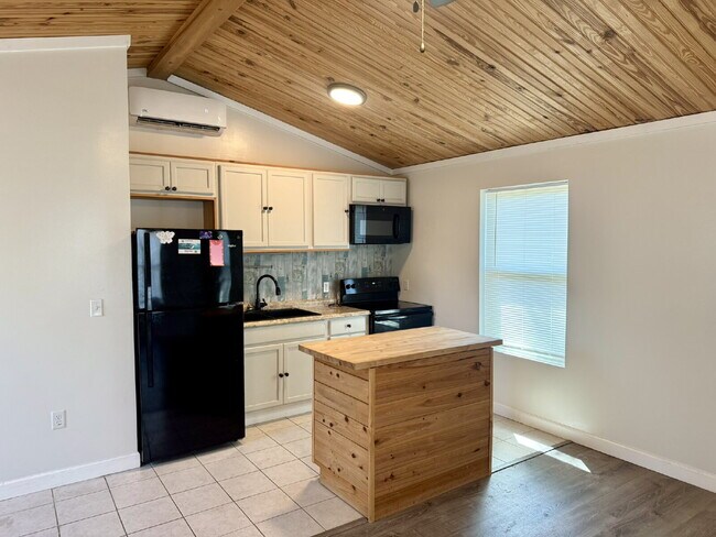 Building Photo - Cute newer home with large fenced yard!