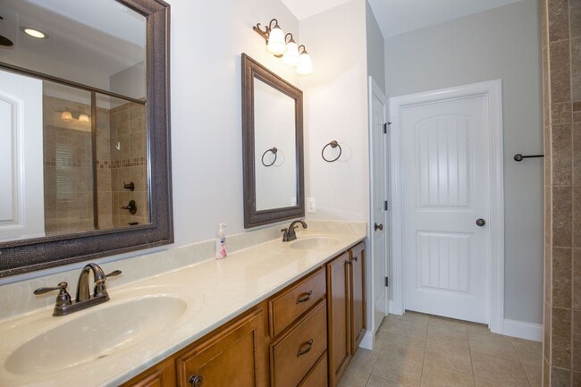 Building Photo - Woodlake Home