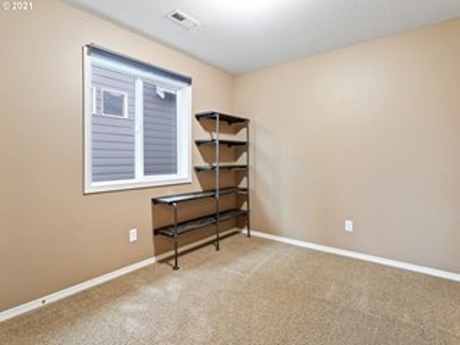 Building Photo - Happy Valley 4 Bedroom Home