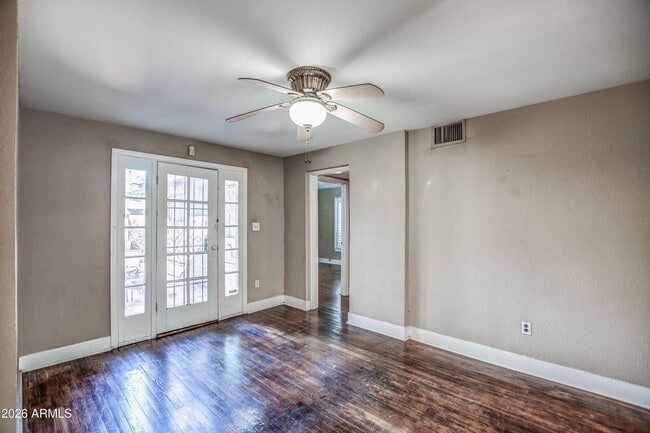 Building Photo - 384 E Windsor Ave