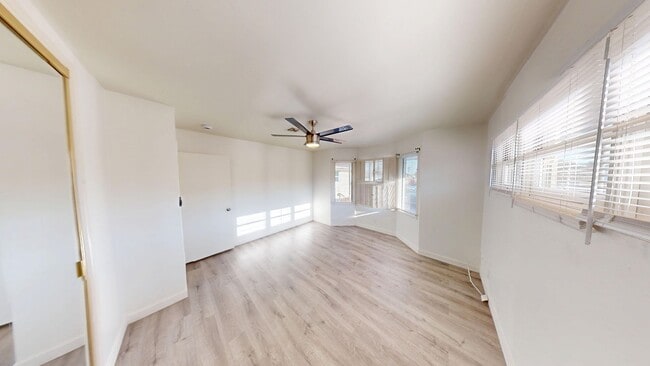 Building Photo - Large 7 Bedroom house on Dorothy - Steps off Campus!!