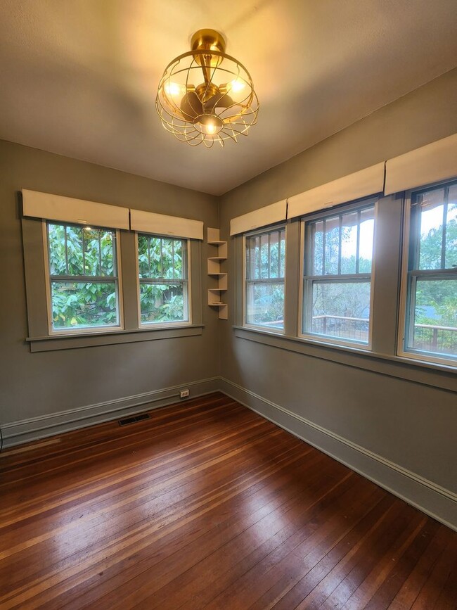 Building Photo - West Asheville Bungalow