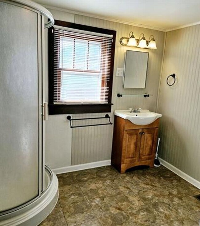 Building Photo - Quaint 2 Bed, 1 Bath Home – Available 11/1...