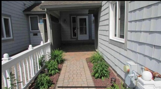 Building Photo - 372 Summerhaven Dr N