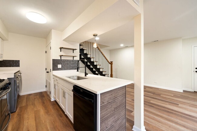 Building Photo - 1481 Quaker Ln