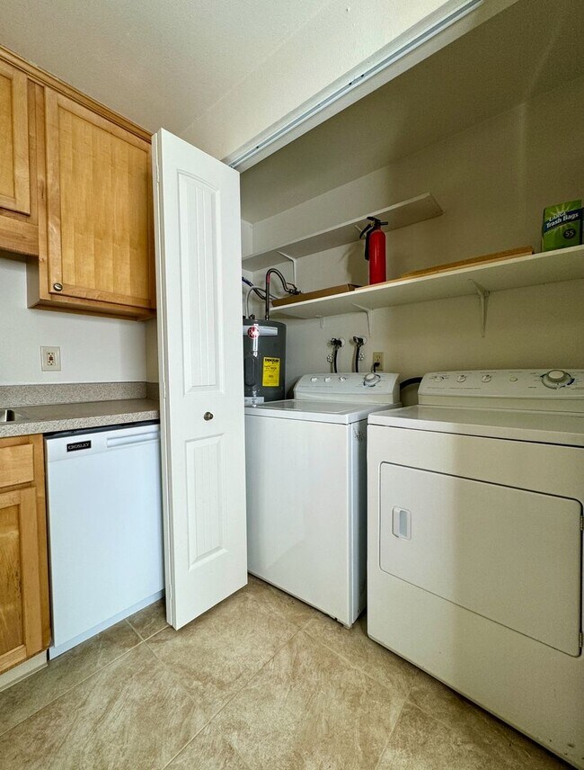 Building Photo - Charming Three Bedroom Near S. Waterfront & Macadam Ave~ Updates Throughout~ W/D Included ~ Detac...