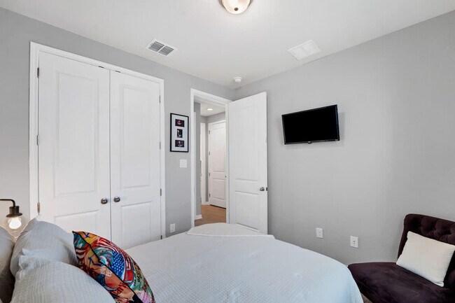 Building Photo - 2147 Hofstaat