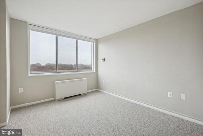 Building Photo - 10401 Grosvenor Pl