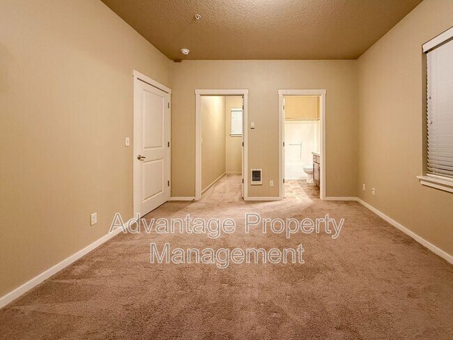 Building Photo - 523 Catron St N