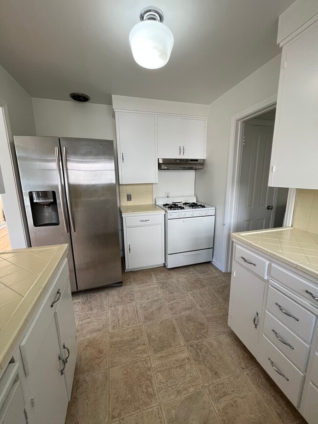 Building Photo - 441 S Doheny Dr