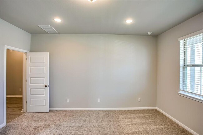 Building Photo - 2801 Stone Branch Dr