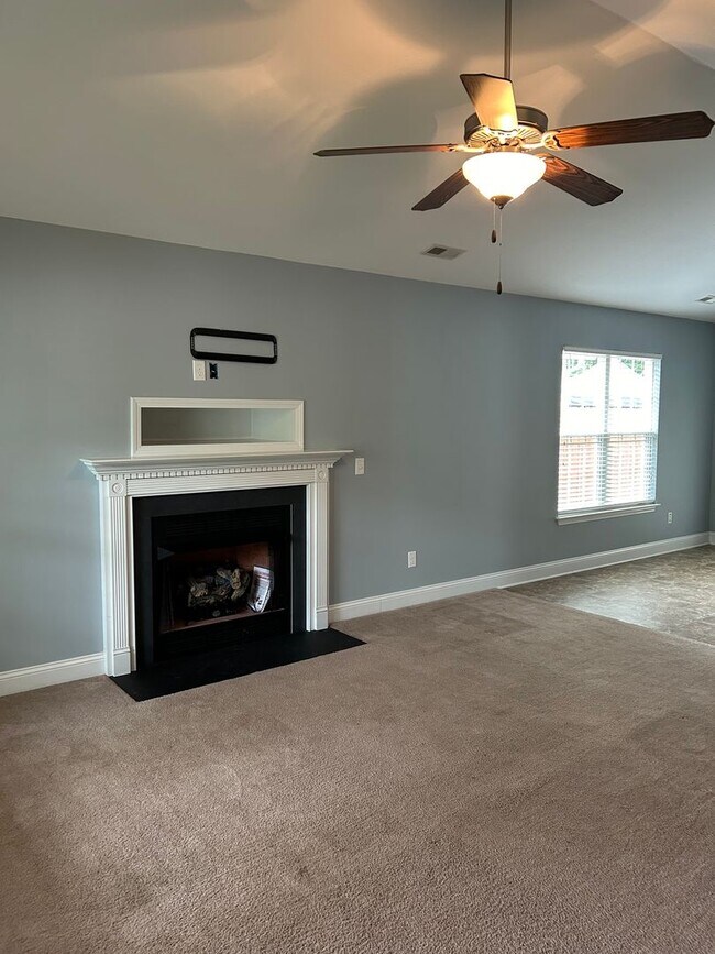 Building Photo - 3 Bedroom 2 Bath