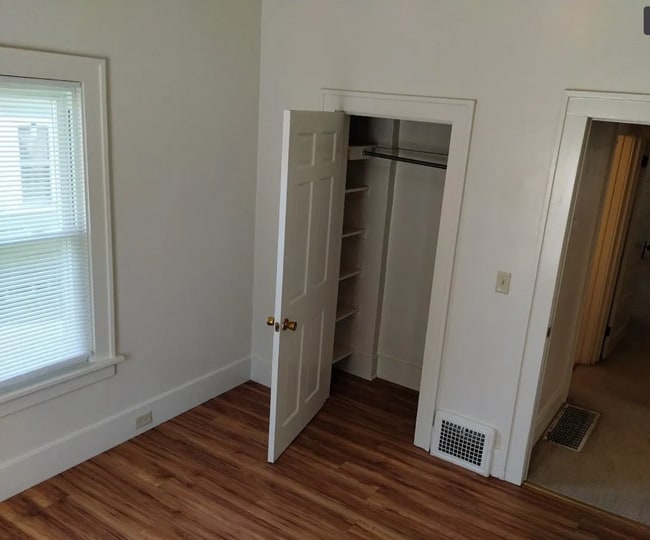 Building Photo - 1140 E Dayton St