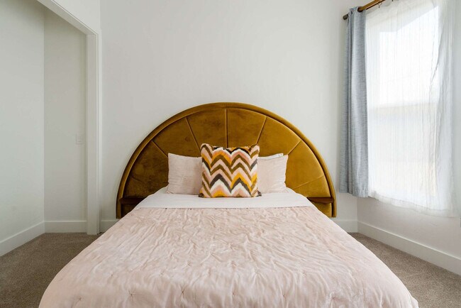 Building Photo - 1425 SE 41st Ave