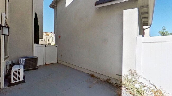 Building Photo - 574 S Motif St