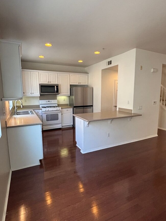 Building Photo - Move-In Ready 4 Bedroom Home Perfect for Professionals & Families