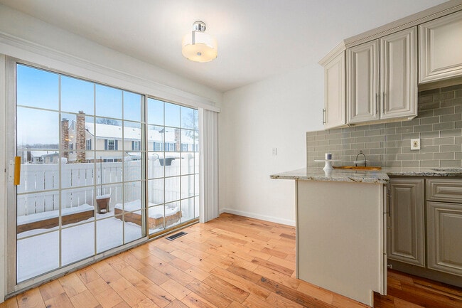 Building Photo - 42198 Roscommon St