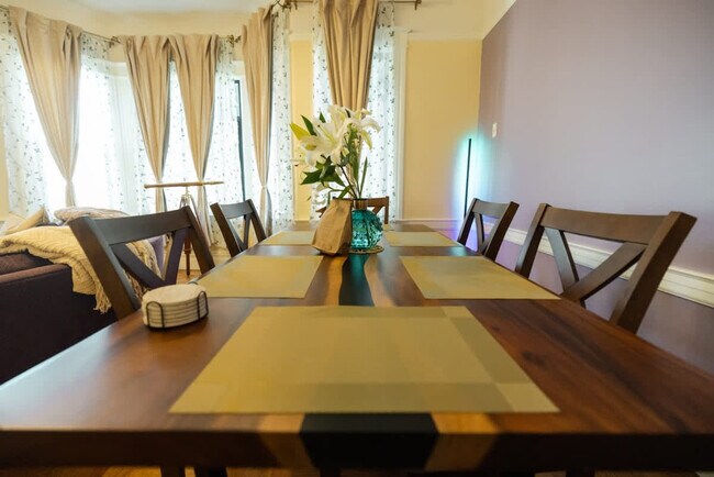 Building Photo - 1107 Broadway-SI ID1309749P