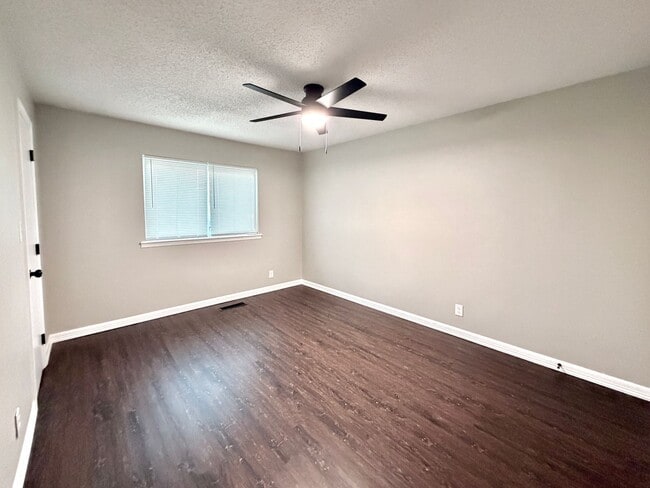 Building Photo - Newly Remodeled 3/2 Jenks Home