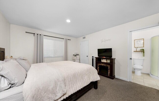Building Photo - Updated 2 BR 1 BA Condo w/ Private Patio!