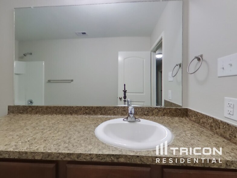 Building Photo - 2417 Regatta Ln