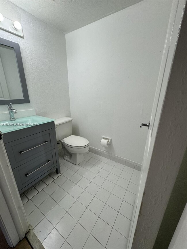 Building Photo - 915 SE 13th Rd