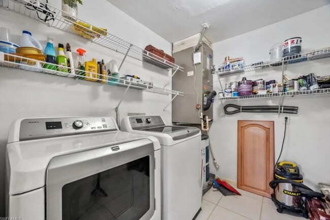 Building Photo - Charming 2 Bed 2 Bath Condo in Naples COMING SOON