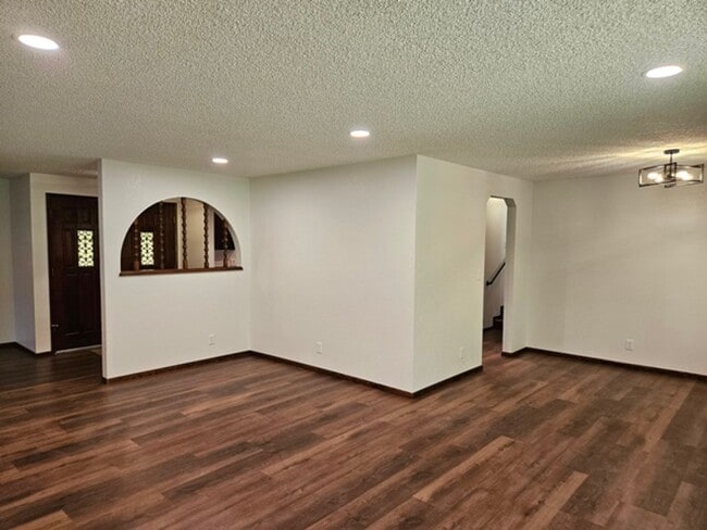 Building Photo - 3Bd/2Ba Single Story Home-For Viewing!