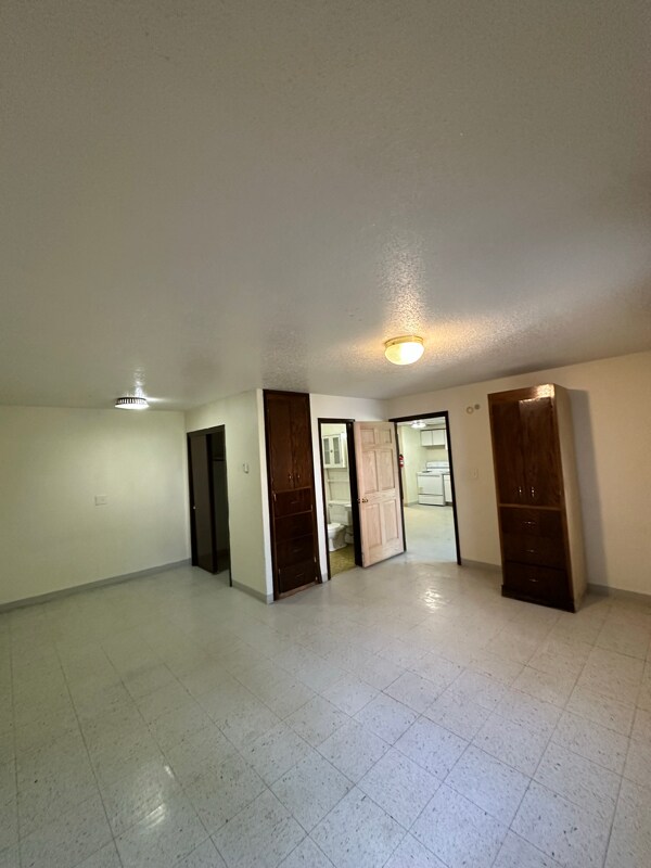 Building Photo - 320 Oak Ave N