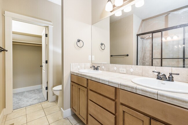 Building Photo - 994 E Winding Creek Dr