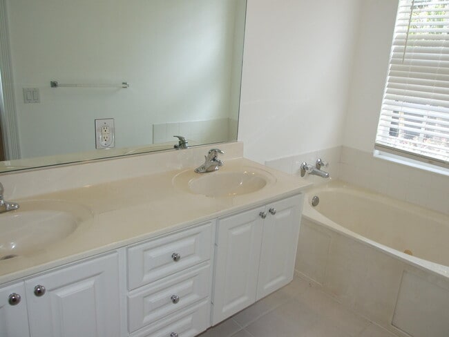 Building Photo - 181 Santa Barbara Way