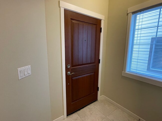 Building Photo - Villebois Townhome with Access to the Sparrow Creek Community Center