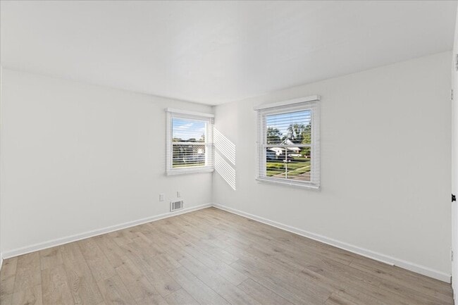 Building Photo - 114 Millbrook Dr
