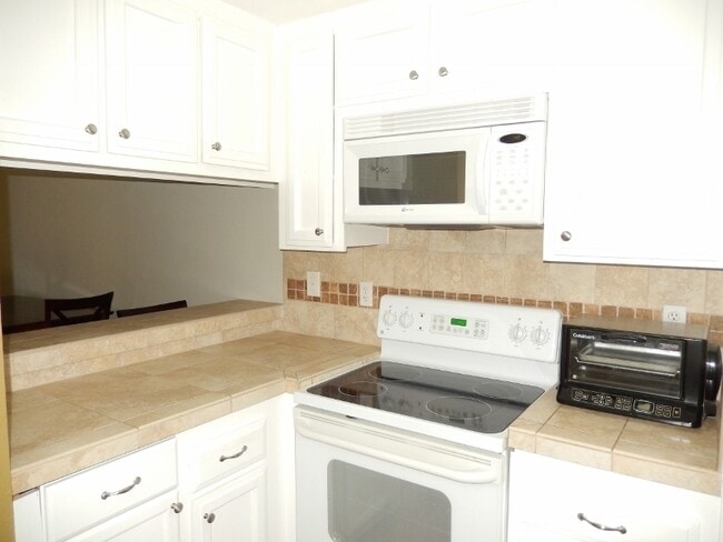 Building Photo - Updated 2Bed/ 2Bath Condo In Rancho Bernar...