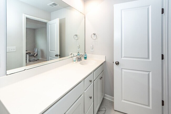 Building Photo - 6976 Pumpkinseed Dr