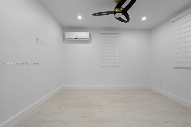 Building Photo - 129 SW 9th Ave